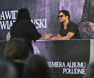 Dawid Kwiatkowski podpisuje płyty na spotkaniu z fanami