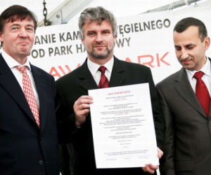 Od lewej: Jonathan Tinker - managing and finance director Helical Poland Sp. z o.o., Waldemar Kampa - wójt gminy Turawa, Piotr Wesołowski - dyrektor Oddziału Budownictwa Ogólnego Wrocław Skanska