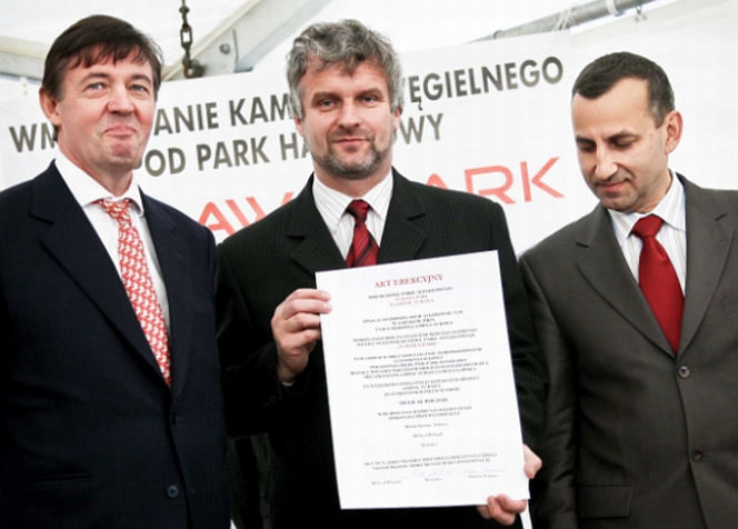 Od lewej: Jonathan Tinker - managing and finance director Helical Poland Sp. z o.o., Waldemar Kampa - wójt gminy Turawa, Piotr Wesołowski - dyrektor Oddziału Budownictwa Ogólnego Wrocław Skanska