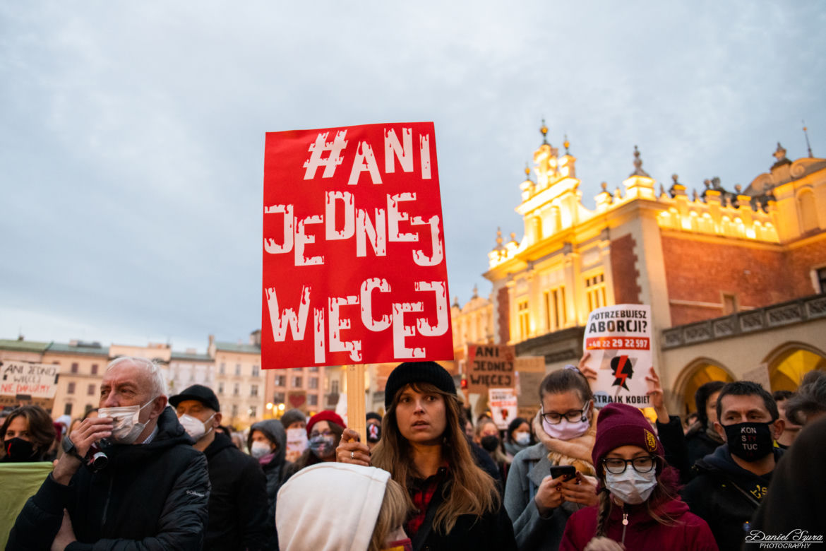 Kraków: "Ani jednej więcej". Protest po śmierci ciężarnej Izabeli z Pszczyny