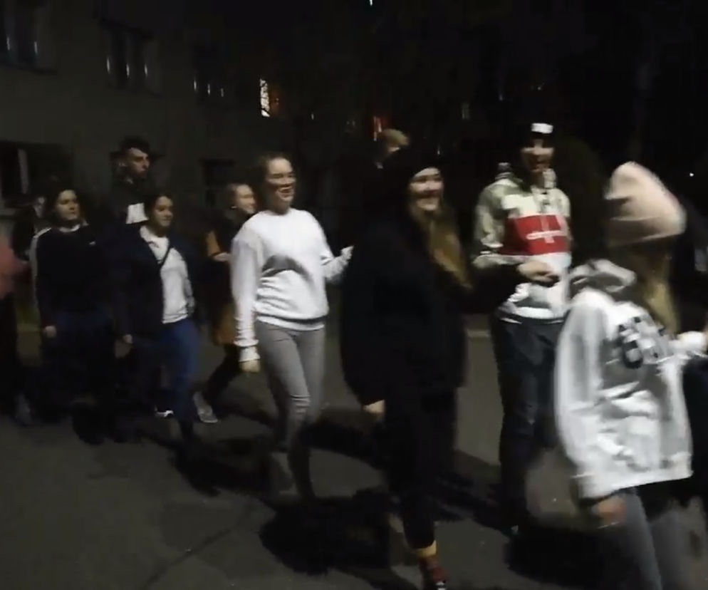 Police. Uczcili koniec kwarantanny w NIETYPOWY sposób! Nagranie jest HITEM internetu! 