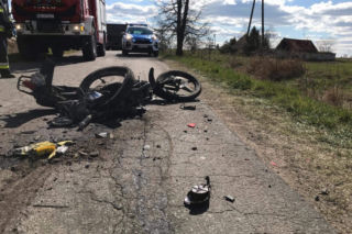 Ciężarówka przejechała po motocyklu! Szok, że to skończyło się tylko na potłuczeniach