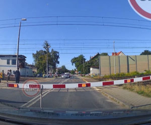 Szokujące wideo. Rodzice z dzieckiem uciekali po torach przed pędzącym pociągiem