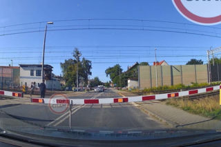 Szokujące wideo. Rodzice z dzieckiem uciekali po torach przed pędzącym pociągiem