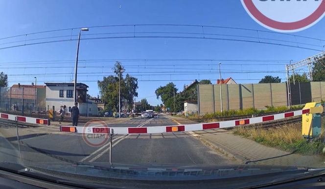 Szokujące wideo. Rodzice z dzieckiem uciekali po torach przed pędzącym pociągiem