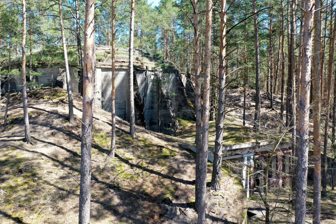 Ruiny byłej fabryki amunicji DAG podczas II wojny światowej w Lubuskiem
