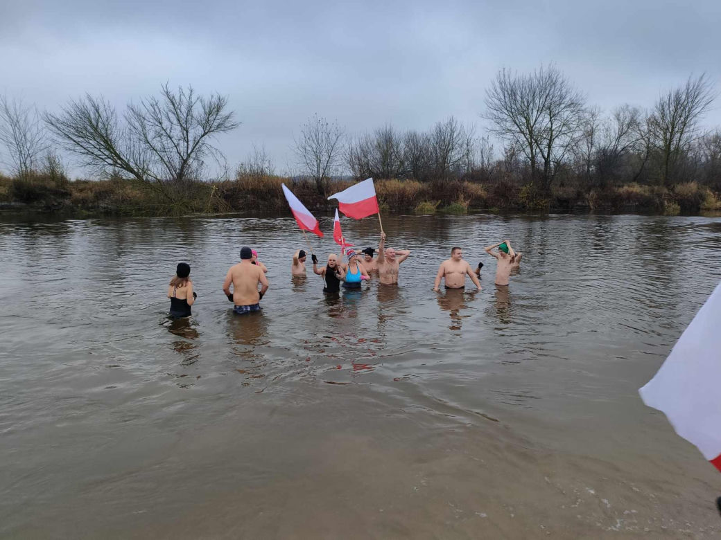 W Święto Niepodległości morsy z Łomży i regionu rozpoczęły sezon zimnych kąpieli. Do wody wskoczyły też służby mundurowe. ZDJĘCIA