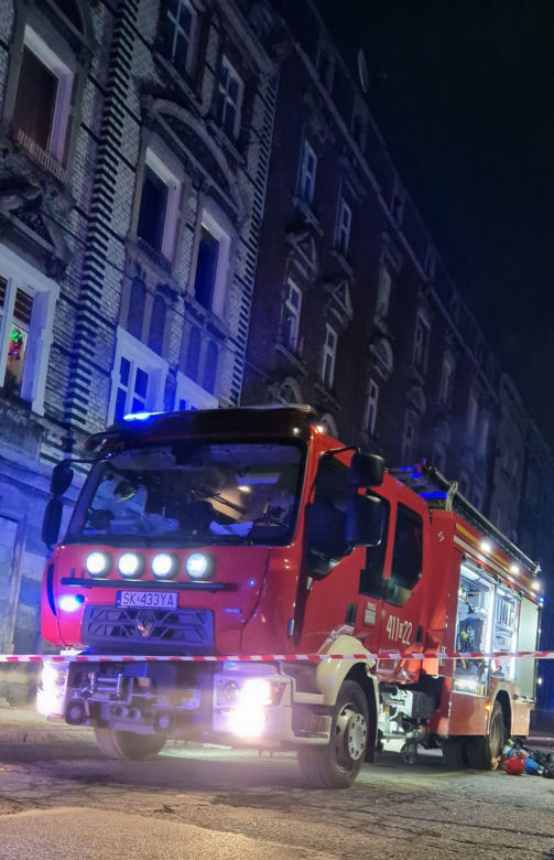 Pożar budynku mieszkalnego w Bytomiu. Do szpitala trafiło 9 osób w tym piątka dzieci
