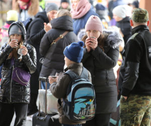 Ukraińscy uchodźcy oczekujący na pomoc na dworcu w Przemyślu