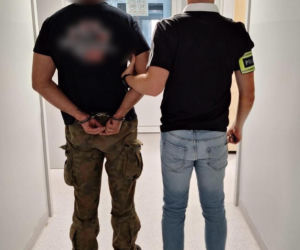 Ciężarówka w rowie, w kabinie ciężarówki dwóch pijanych
