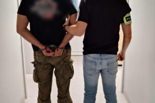 Ciężarówka w rowie, w kabinie ciężarówki dwóch pijanych