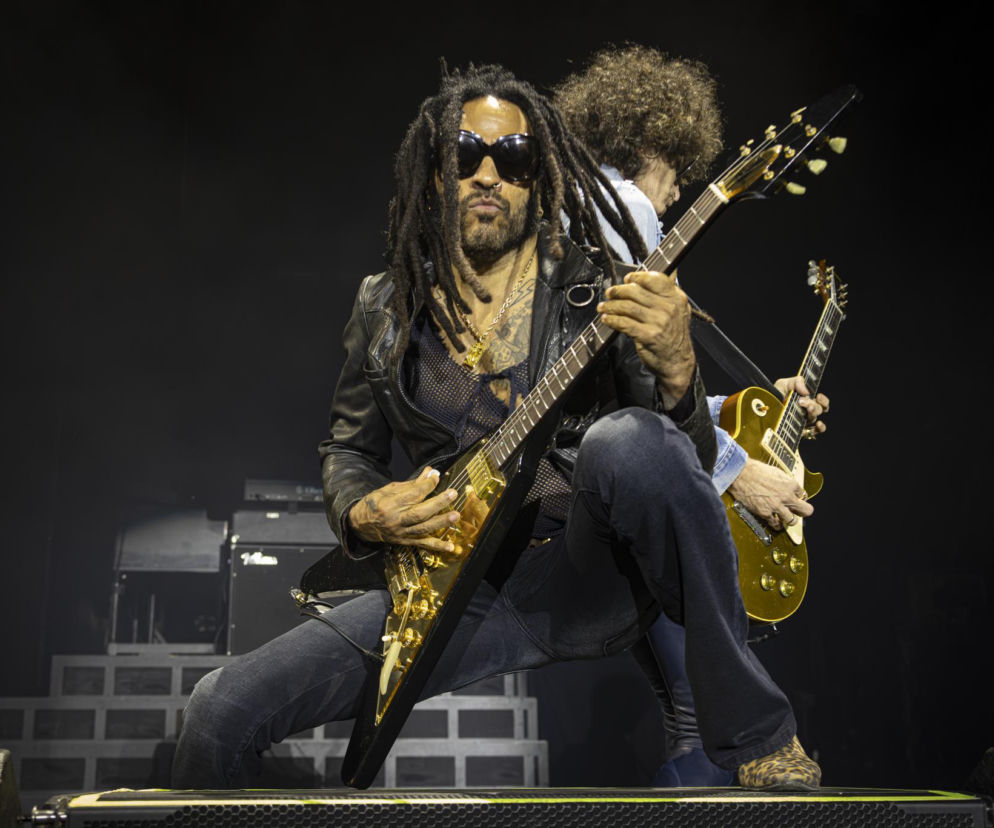 Lenny Kravitz z gitarą podczas koncertu. O sekretach formy 62-letniego muzyka przeczytasz na EskaRock.