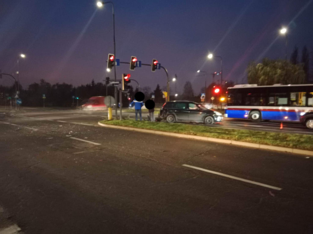 Zderzenie dwóch osobówek na os. Leśnym w Bydgoszczy [ZDJĘCIA]
