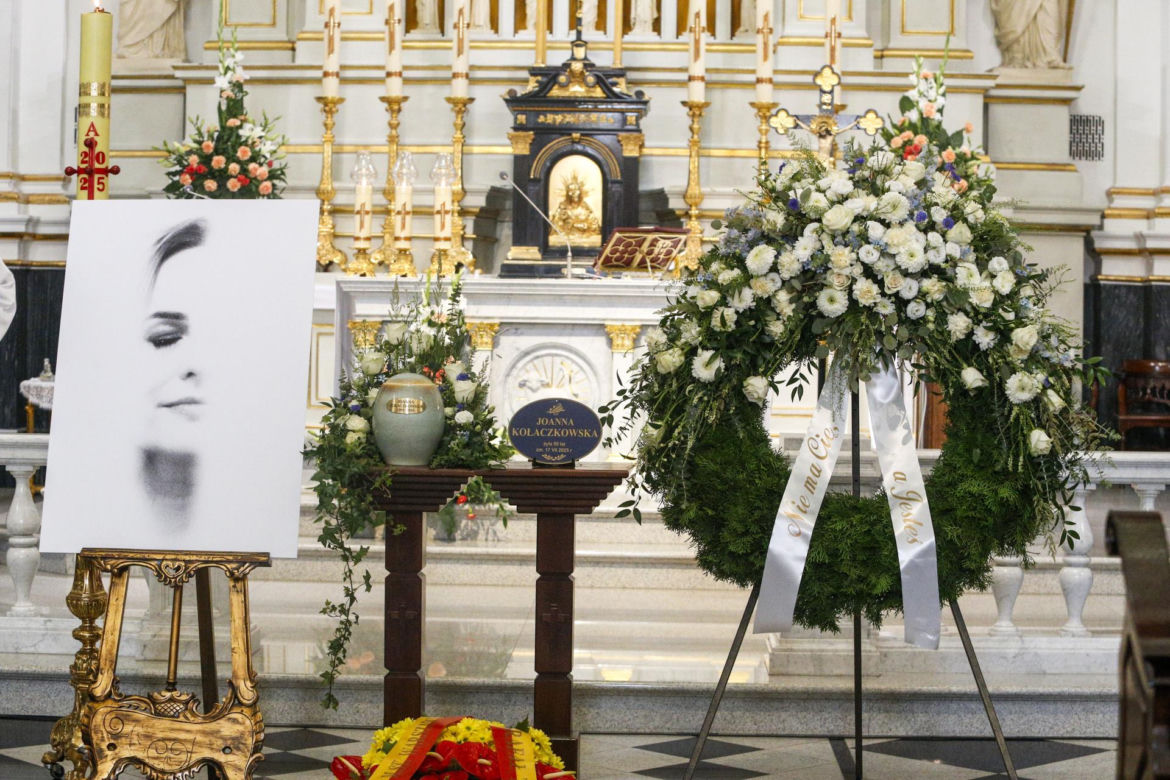 Pogrzeb Joanny Kołaczkowskiej. Tak pożegnali ją przyjaciele z kabaretu. Borek płakała jak uczennica