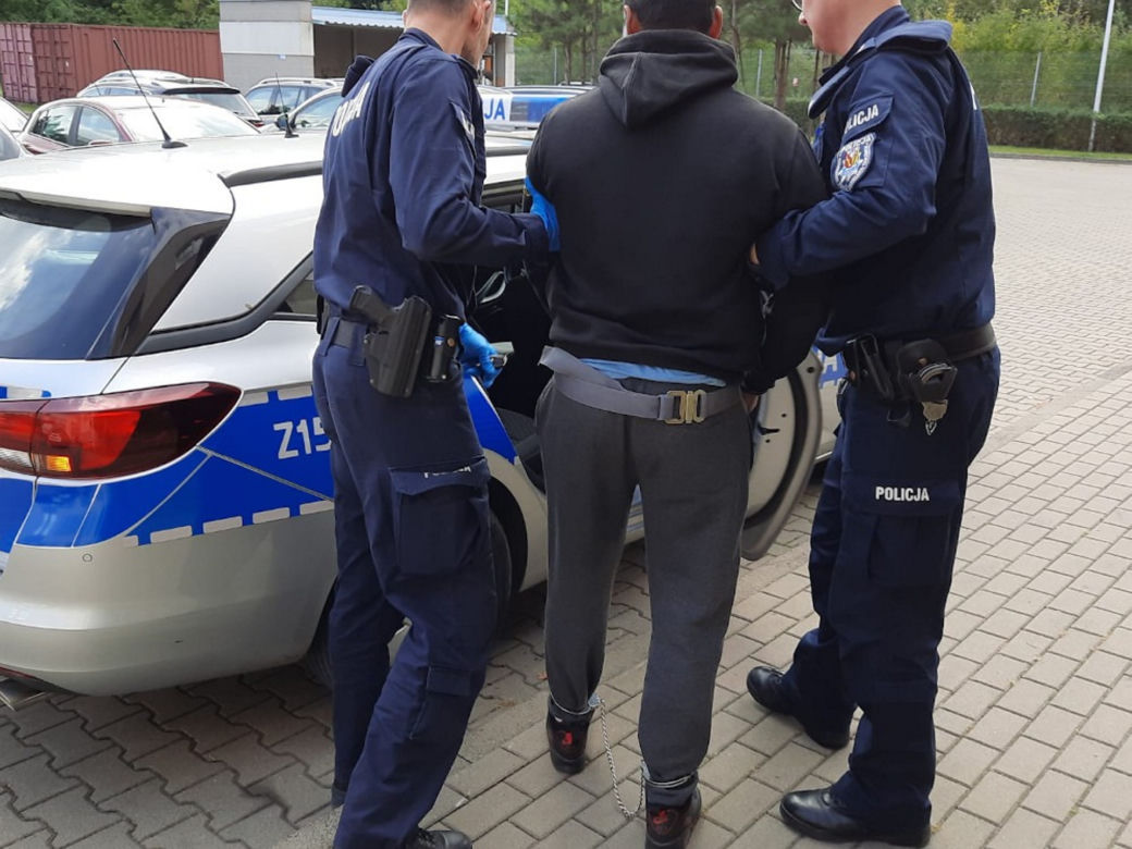 Miał do odsiadki 2 lata, teraz grozi mu nawet 10. Próbował rozjechać policjantów!