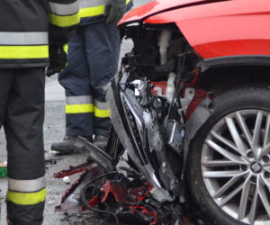 Czołowe zderzenie w Grocholicach, kobieta w ciąży w szpitalu! Wszystko przez lód