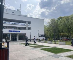 Nadmorskie uzdrowisko czeka na kuracjuszy. Przed znanym sanatorium pustki