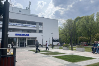 Nadmorskie uzdrowisko czeka na kuracjuszy. Przed znanym sanatorium pustki