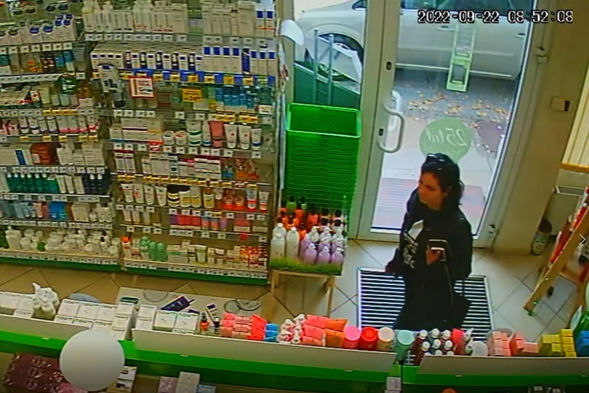 Wyniosła ze sklepu drogie perfumy i zniknęła! Teraz szuka jej świecka policja [ZDJĘCIA]