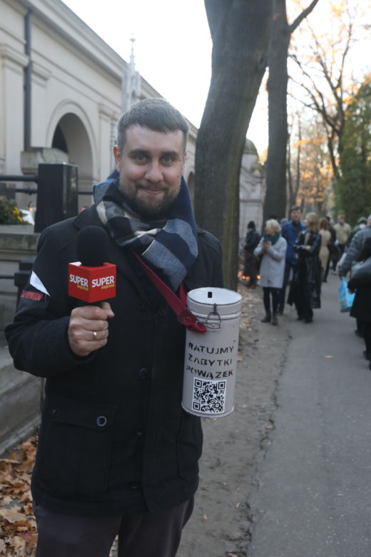 "Super Express" kwestuje dla Powązek. Tłumy na cmentarzu