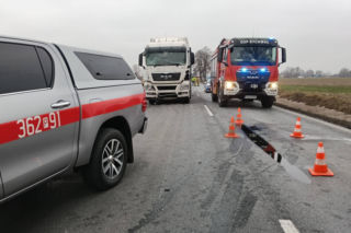 Bus zderzył się z ciężarówką na DK 25 pod Koninem! Troje dzieci trafiło do szpitala [ZDJĘCIA]