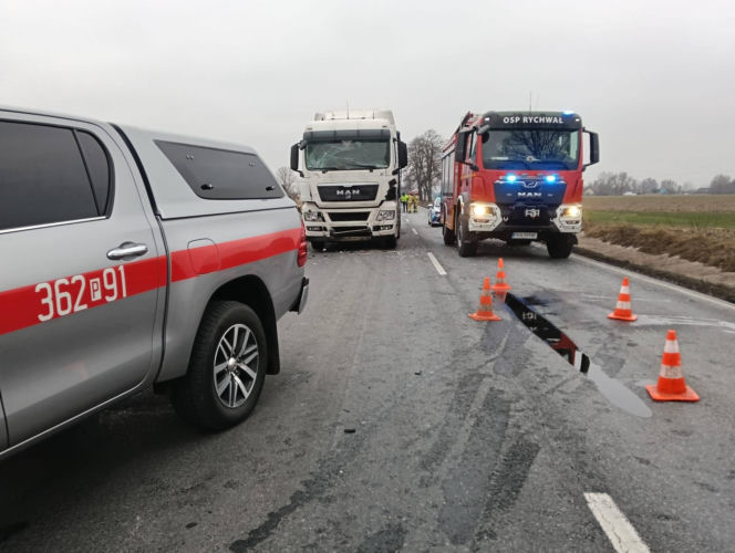 Bus zderzył się z ciężarówką na DK 25 pod Koninem! Troje dzieci trafiło do szpitala [ZDJĘCIA]