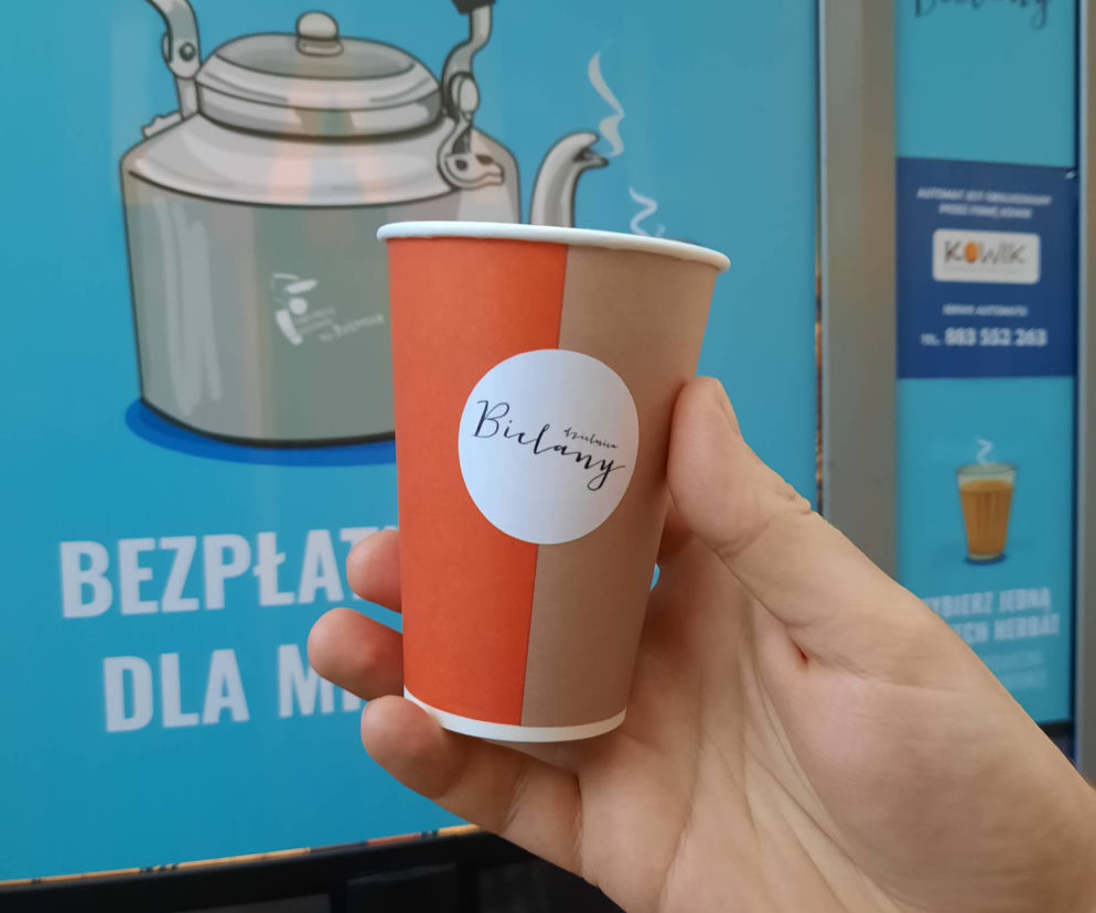 Darmowa herbata w bielańskim urzędzie. To sposób na mróz dla oczekujących mieszkańców