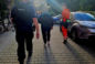 Ślady krwi prowadziły do mieszkania. W środku znaleźli ranną 85-latkę
