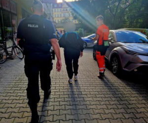 Ślady krwi prowadziły do mieszkania. W środku znaleźli ranną 85-latkę
