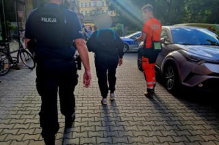 Ślady krwi prowadziły do mieszkania. W środku znaleźli ranną 85-latkę