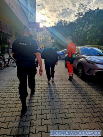 Ślady krwi na klatce schodowej. Policjanci znaleźli ranną 85-latkę