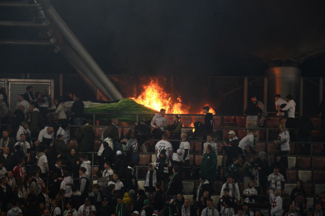 Płoną trybuny przez Łazienkowskiej 3