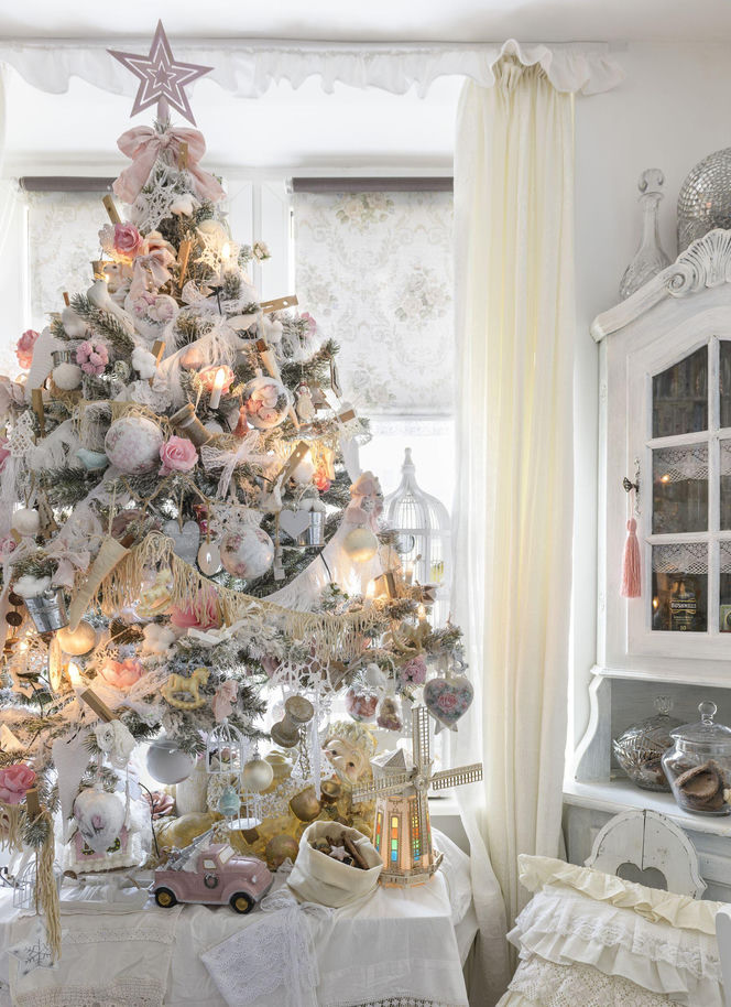 Świąteczne choinki w bieli