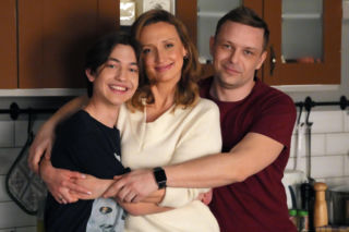 Barwy szczęścia, odcinek 3426; Hubert (Marek Molak), Asia (Anna Gzyra), Emil (Artem Malaszczuk)