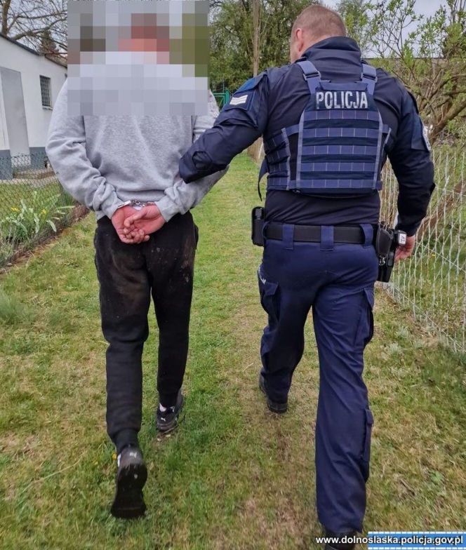 Wszedł do mieszkania byłej i zaatakował nożem. 45-latek walczy o życie