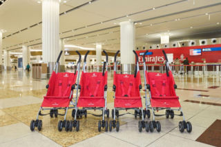 Emirates i firma dnata odnawiają i przekazują ponad 400 wózków dziecięcych organizacjom non profit