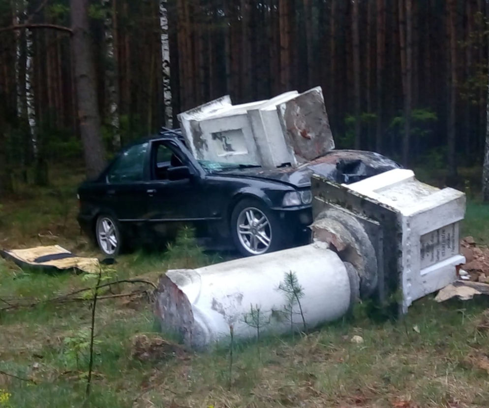 Kierowca BMW wjechał w przydrożną kapliczkę