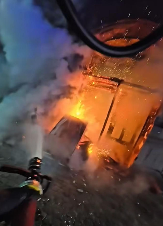 Pożar przy ul. Warszawskiej w Toruniu. Strażacy pokazali film z akcji. Wszystko widać!