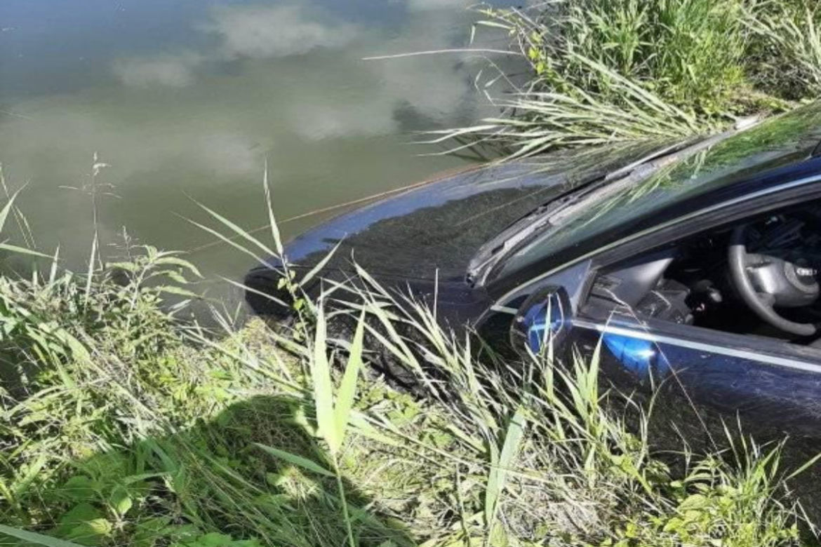 Auto wpadło do rzeki. Tajemnicza kartka w samochodzie