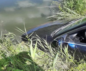 Auto wpadło do rzeki. Tajemnicza kartka w samochodzie