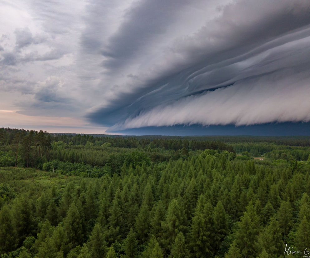 Ale widoki! Ogromny wał szkwałowy przeszedł nad Warmią i Mazurami [ZDJĘCIA]