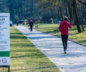 Koronawirus w Trójmieście. Zamiast po parku, plaży czy lesie ludzie spacerują po cmentarzach