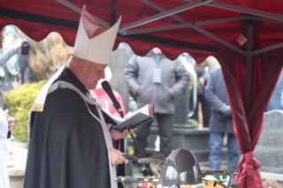 Pogrzeb mistrza olimpijskiego z udziałem biskupa. Poruszający widok na grobie legendy polskiego sportu