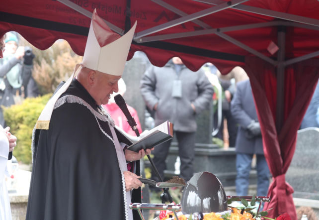 Pogrzeb mistrza olimpijskiego z udziałem biskupa. Poruszający widok na grobie legendy polskiego sportu