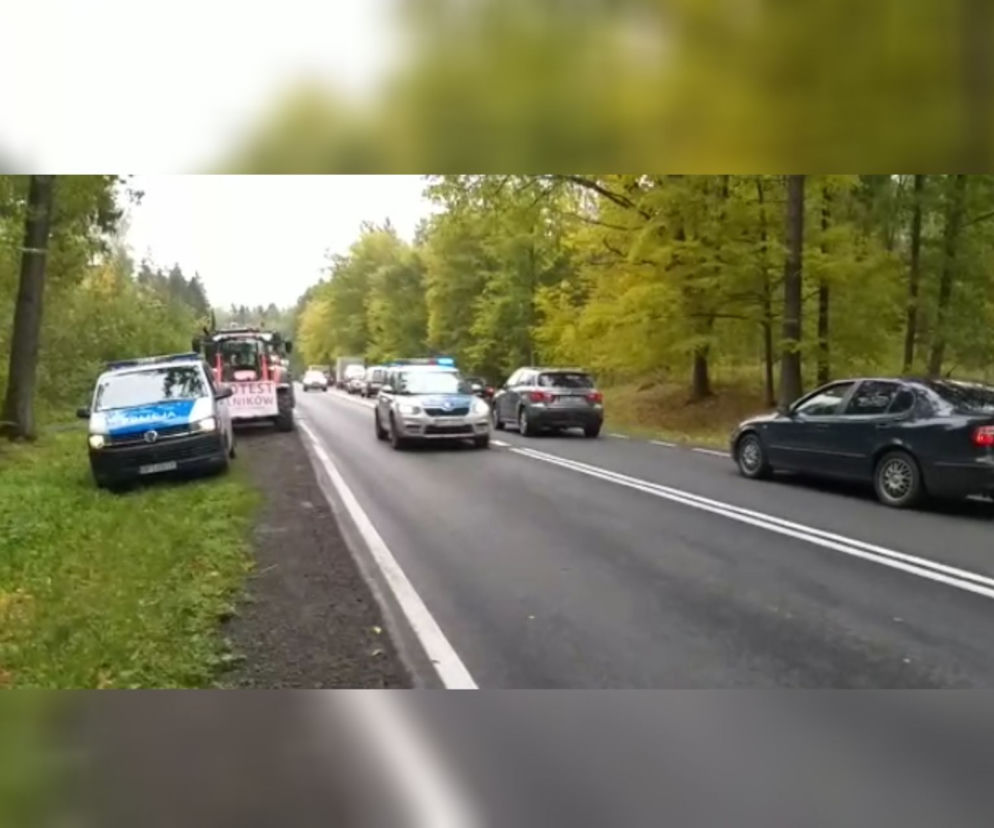 Rodząca kobieta utknęła na drodze zablokowanej przez rolników. Na pomoc ruszyli policjanci