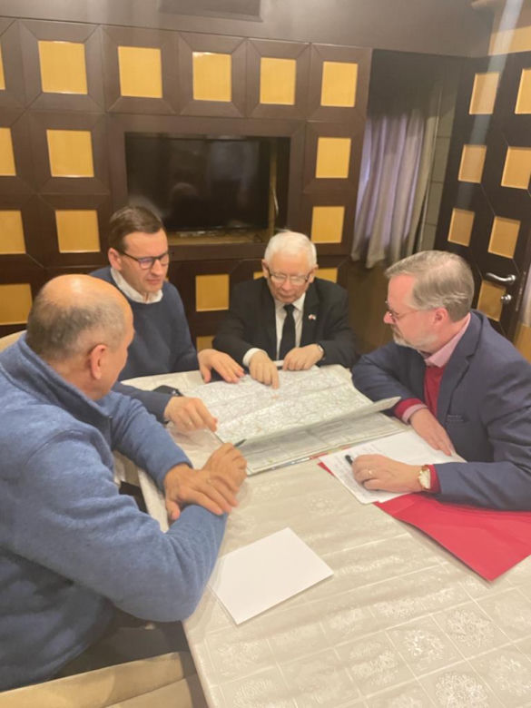 Mateusz Morawiecki i Jarosław Kaczyński w drodze do Kijowa