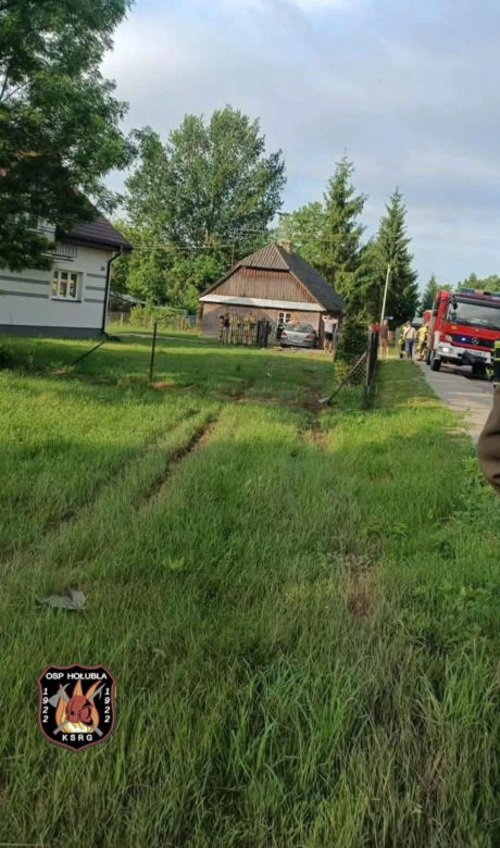 W Hołubli auto wjechało w dom