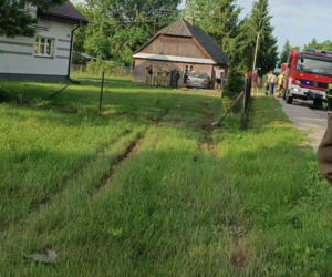 W Hołubli auto wjechało w dom
