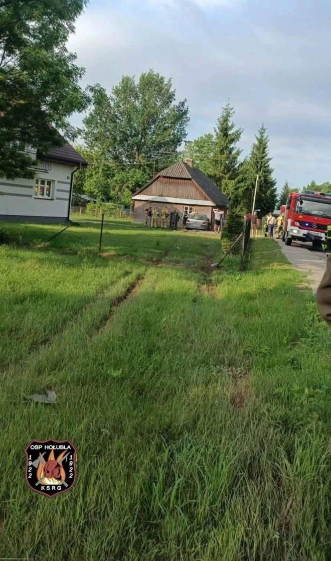 W Hołubli auto wjechało w dom