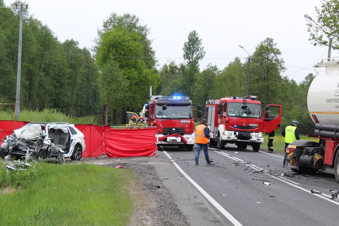 Koszmar na drodze pod Włocławkiem. Cysterna zmiażdżyła osobówkę